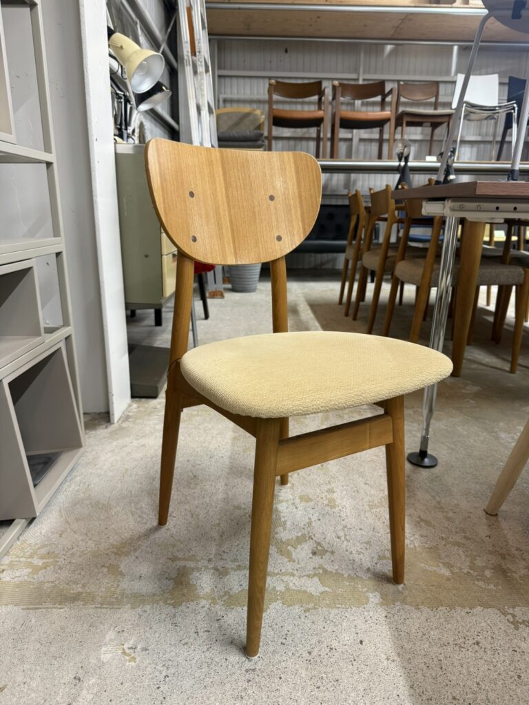 きめ細かな木肌と高い耐久性が特長。職人技による丁寧な仕上げで、座り心地と美しさを両立した長く使える椅子です。