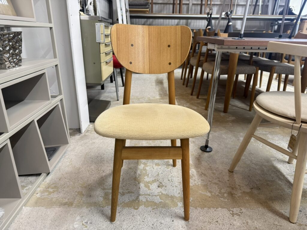 きめ細かな木肌と高い耐久性が特長。職人技による丁寧な仕上げで、座り心地と美しさを両立した長く使える椅子です。