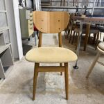 きめ細かな木肌と高い耐久性が特長。職人技による丁寧な仕上げで、座り心地と美しさを両立した長く使える椅子です。