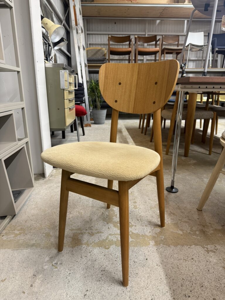 きめ細かな木肌と高い耐久性が特長。職人技による丁寧な仕上げで、座り心地と美しさを両立した長く使える椅子です。