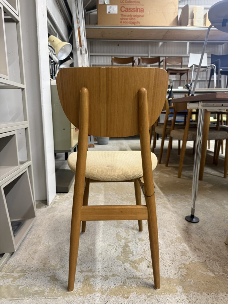 きめ細かな木肌と高い耐久性が特長。職人技による丁寧な仕上げで、座り心地と美しさを両立した長く使える椅子です。