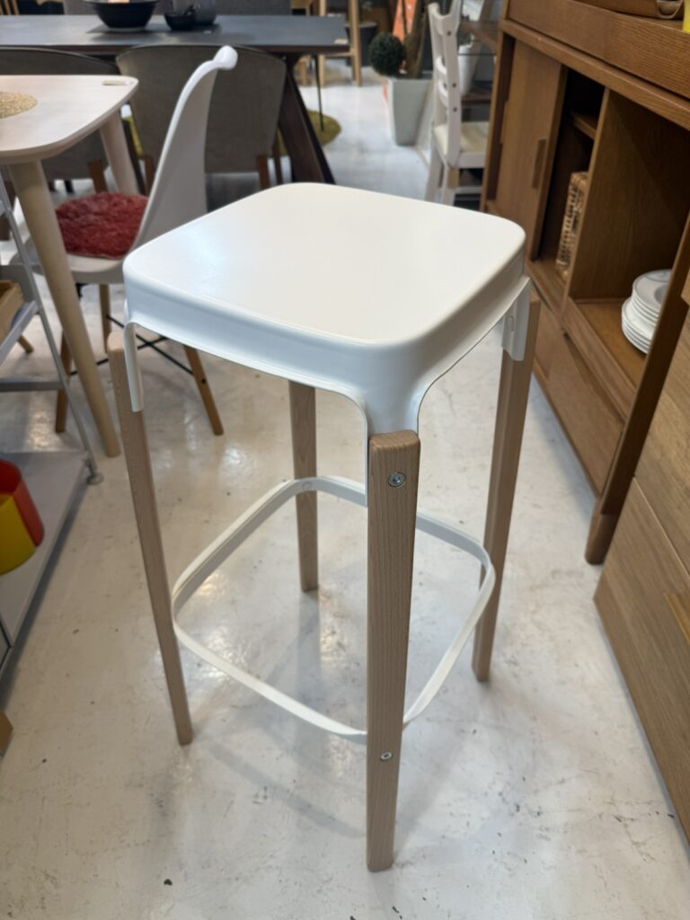 金属フレームと木座面を融合。無駄のない造形と高い耐久性で、住宅から公共空間まで幅広く活躍する。デザイン性と機能性を兼ね備え、洗練された存在感を放つ。長く愛用可能。