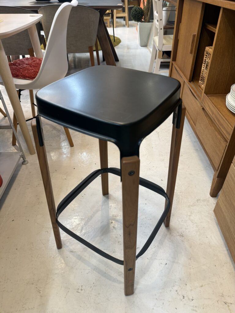 金属フレームと木座面を融合。無駄のない造形と高い耐久性で、住宅から公共空間まで幅広く活躍する。デザイン性と機能性を兼ね備え、洗練された存在感を放つ。長く愛用可能。