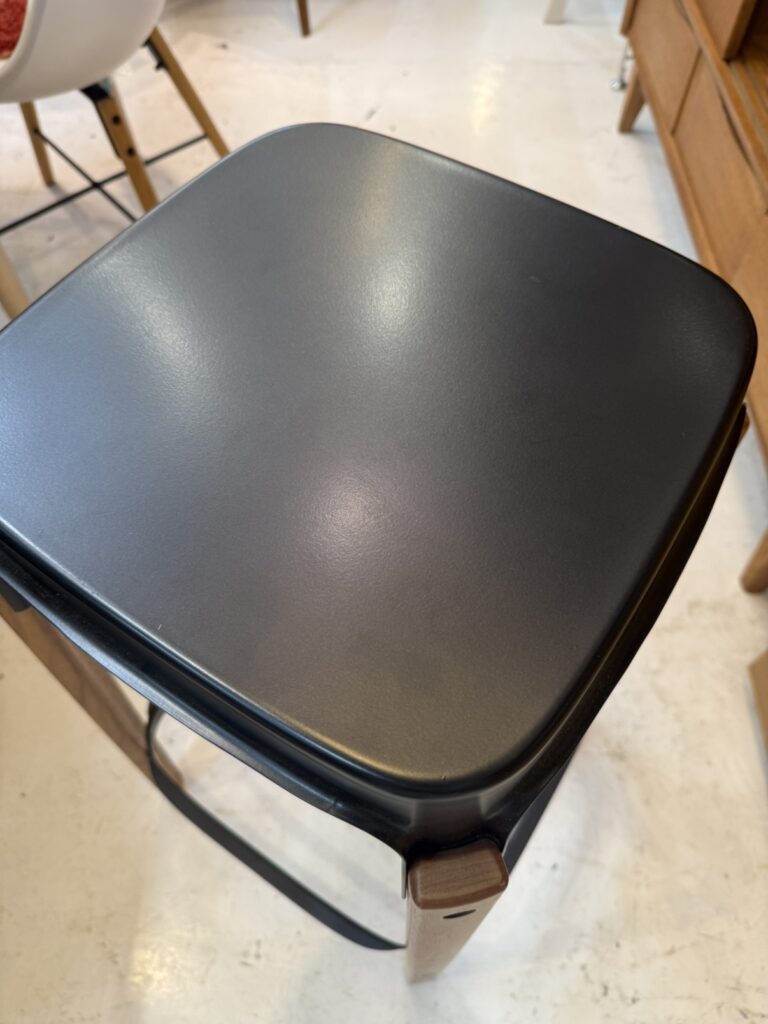 金属フレームと木座面を融合。無駄のない造形と高い耐久性で、住宅から公共空間まで幅広く活躍する。デザイン性と機能性を兼ね備え、洗練された存在感を放つ。長く愛用可能。