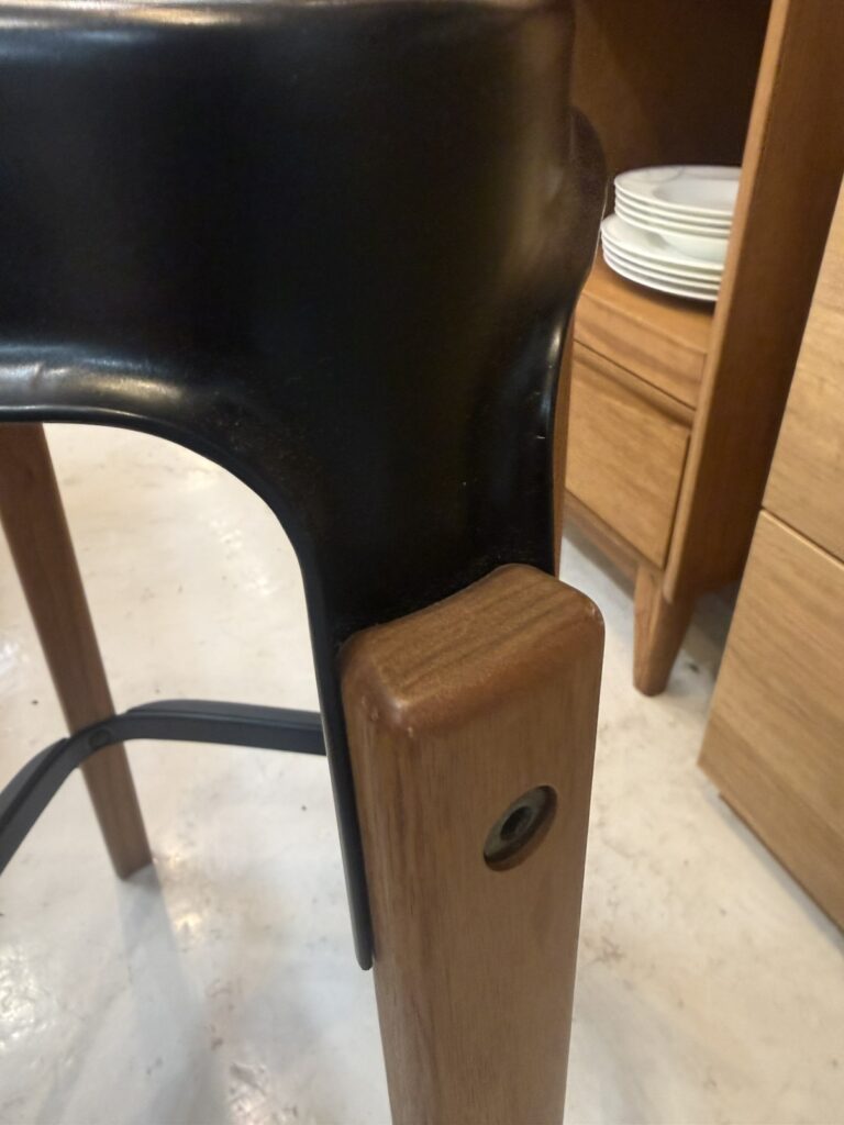 金属フレームと木座面を融合。無駄のない造形と高い耐久性で、住宅から公共空間まで幅広く活躍する。デザイン性と機能性を兼ね備え、洗練された存在感を放つ。長く愛用可能。