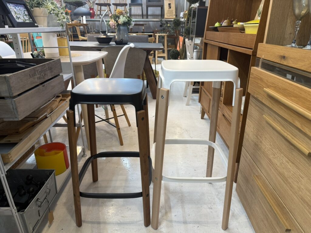 金属フレームと木座面を融合。無駄のない造形と高い耐久性で、住宅から公共空間まで幅広く活躍する。デザイン性と機能性を兼ね備え、洗練された存在感を放つ。長く愛用可能。