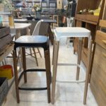 金属フレームと木座面を融合。無駄のない造形と高い耐久性で、住宅から公共空間まで幅広く活躍する。デザイン性と機能性を兼ね備え、洗練された存在感を放つ。長く愛用可能。