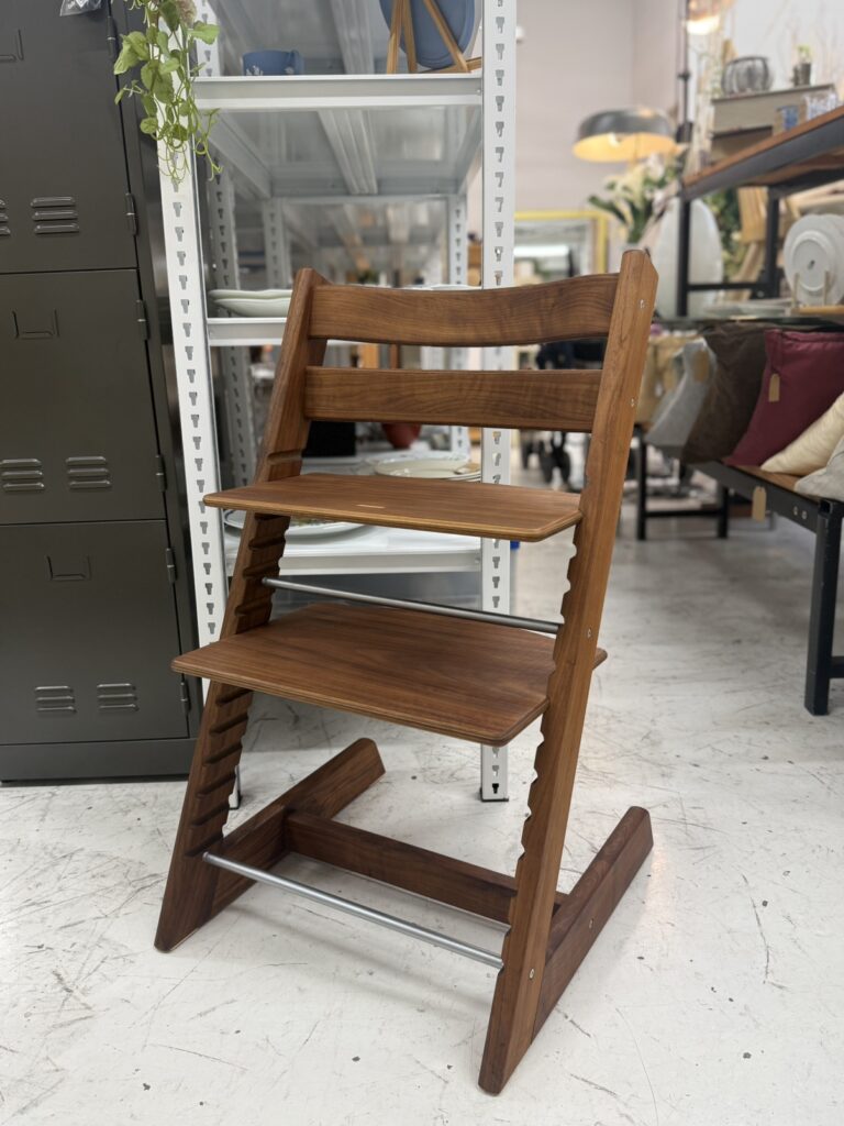 トリップトラップチェアは、ストッケ社製の調節可能な子ども用木製椅子。成長に合わせて座面と足置きを調整でき、長く使える設計で安全性と快適性が特徴です。