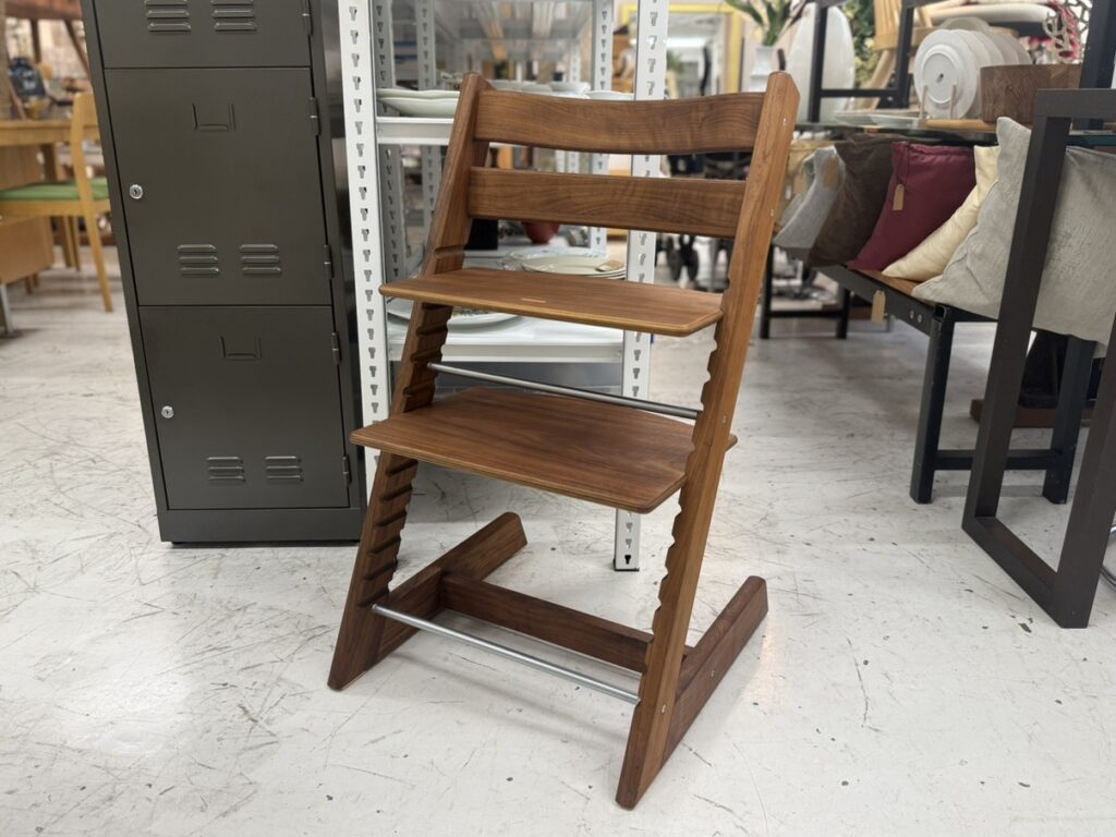 トリップトラップチェアは、ストッケ社製の調節可能な子ども用木製椅子。成長に合わせて座面と足置きを調整でき、長く使える設計で安全性と快適性が特徴です。