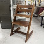 トリップトラップチェアは、ストッケ社製の調節可能な子ども用木製椅子。成長に合わせて座面と足置きを調整でき、長く使える設計で安全性と快適性が特徴です。