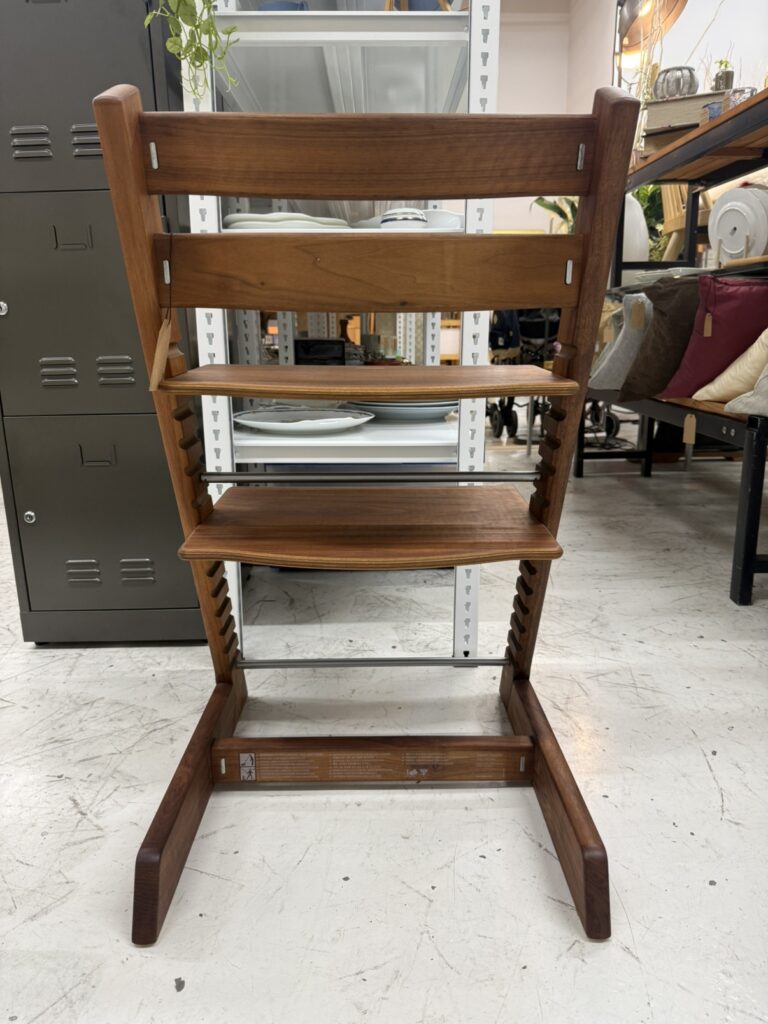 トリップトラップチェアは、ストッケ社製の調節可能な子ども用木製椅子。成長に合わせて座面と足置きを調整でき、長く使える設計で安全性と快適性が特徴です。