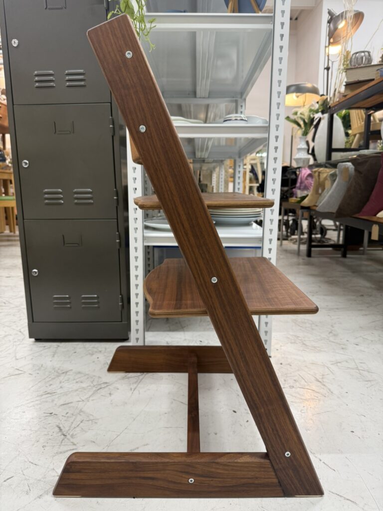 トリップトラップチェアは、ストッケ社製の調節可能な子ども用木製椅子。成長に合わせて座面と足置きを調整でき、長く使える設計で安全性と快適性が特徴です。