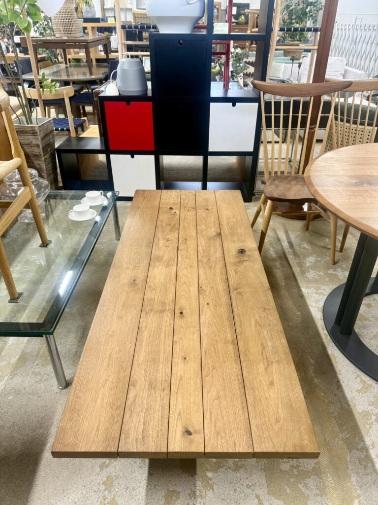 マスターウォールのWILDWOODテーブルは、自然の木目を生かした無垢材天板と、モダンなデザインの脚が特徴の高級ダイニングテーブルです。