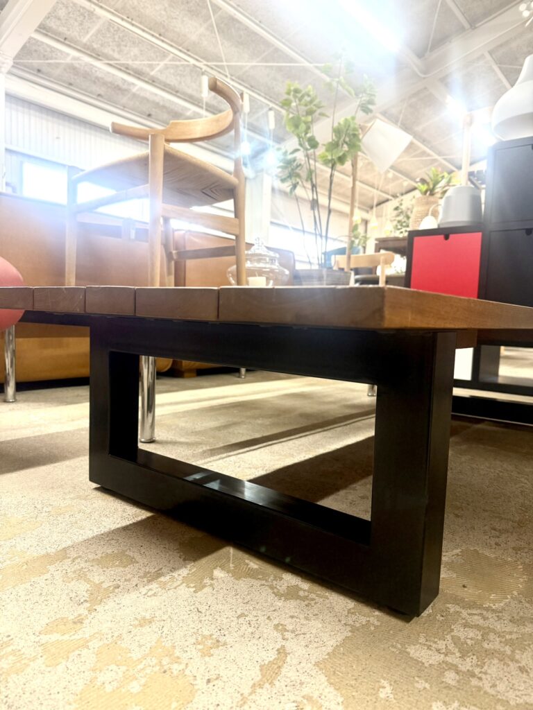 マスターウォールのWILDWOODテーブルは、自然の木目を生かした無垢材天板と、モダンなデザインの脚が特徴の高級ダイニングテーブルです。