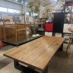 マスターウォールのWILDWOODテーブルは、自然の木目を生かした無垢材天板と、モダンなデザインの脚が特徴の高級ダイニングテーブルです。