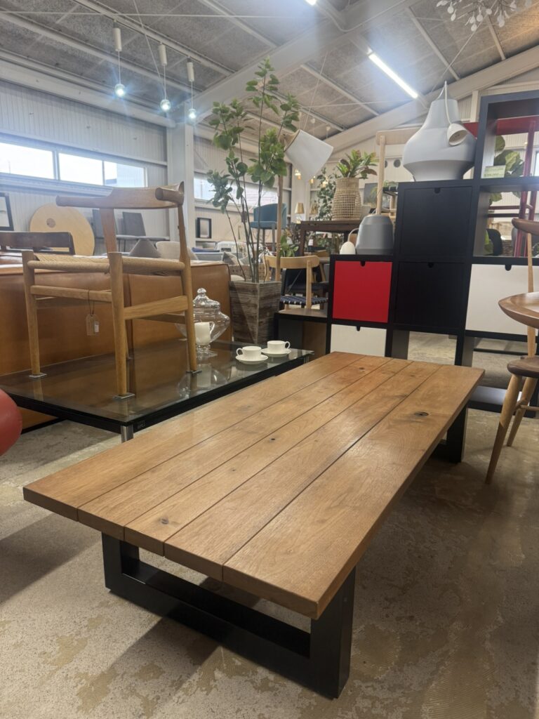 マスターウォールのWILDWOODテーブルは、自然の木目を生かした無垢材天板と、モダンなデザインの脚が特徴の高級ダイニングテーブルです。