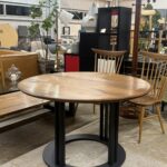 カンディハウスのラウンドテーブルは、日本の職人技と北欧デザインの融合による円形テーブルで、温かみのある木材と滑らかな仕上げが特徴です。