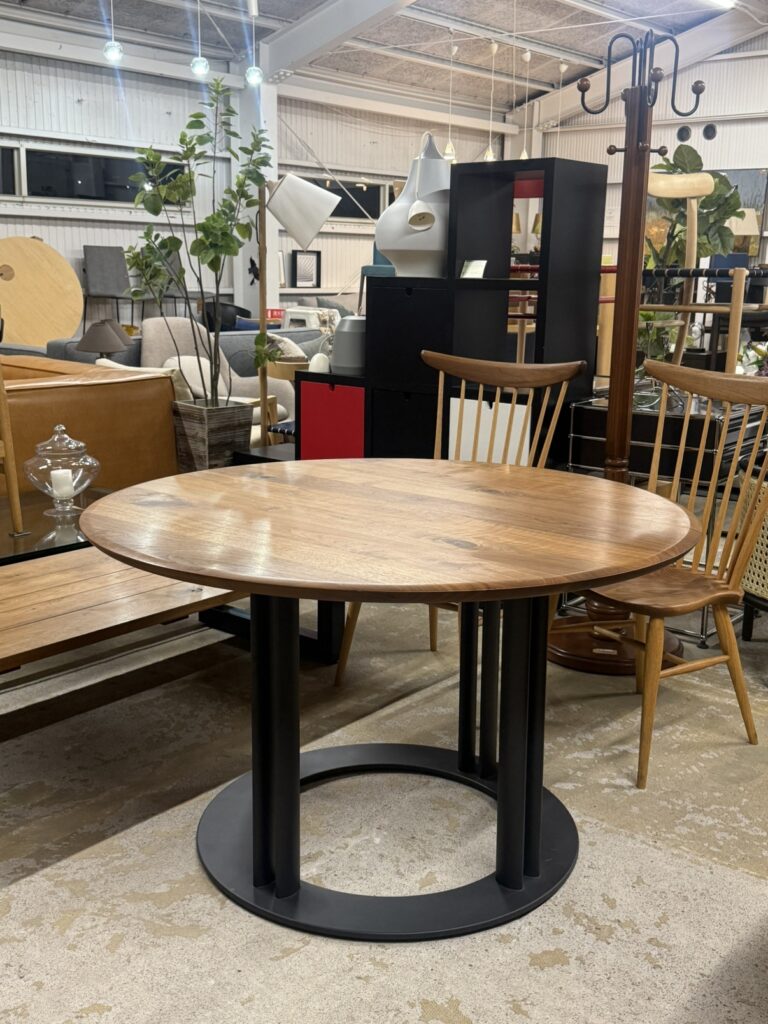 カンディハウスのラウンドテーブルは、日本の職人技と北欧デザインの融合による円形テーブルで、温かみのある木材と滑らかな仕上げが特徴です。