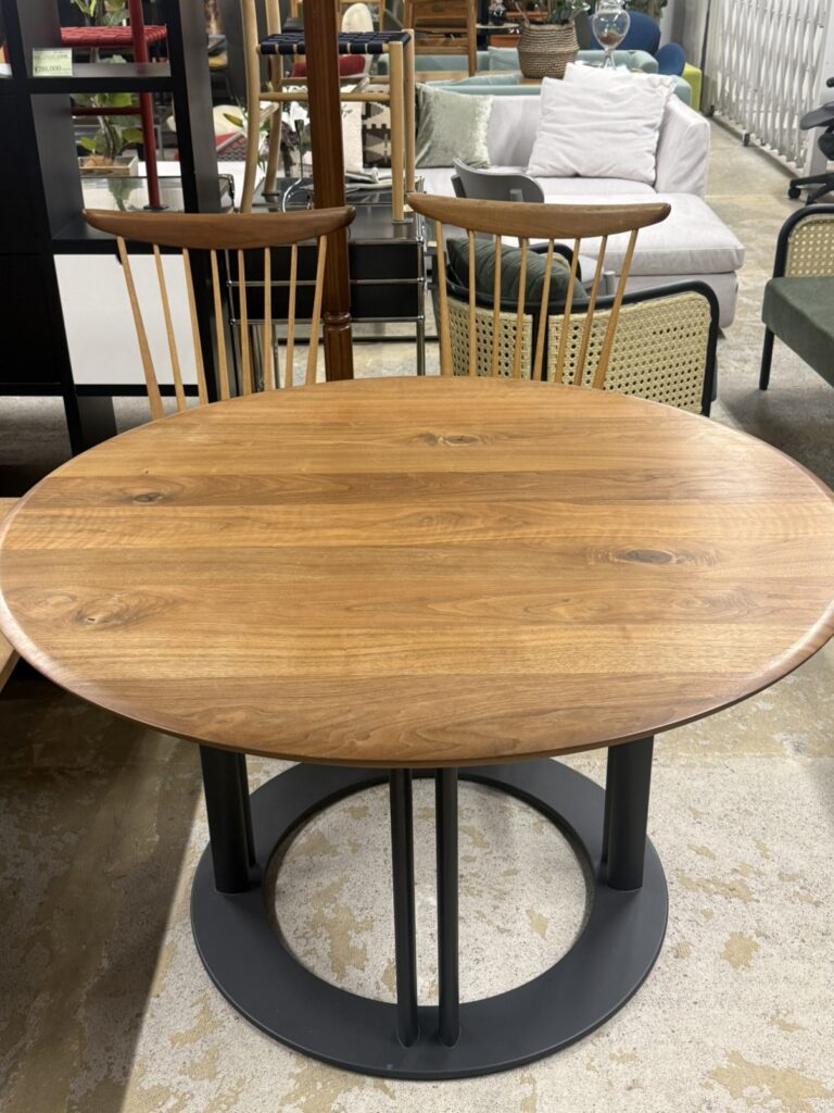 カンディハウスのラウンドテーブルは、日本の職人技と北欧デザインの融合による円形テーブルで、温かみのある木材と滑らかな仕上げが特徴です。