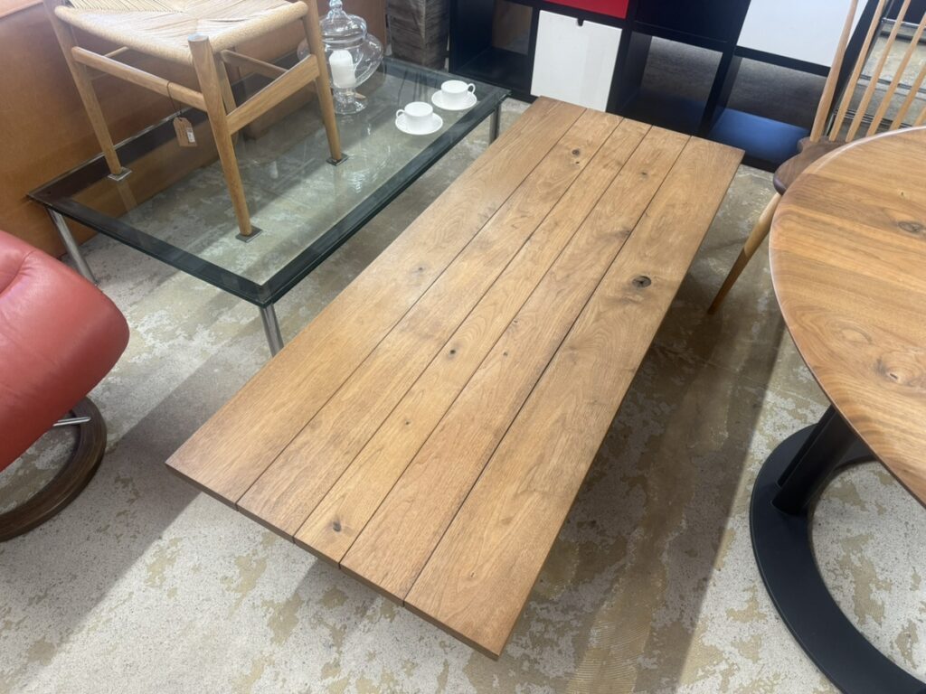 マスターウォールのWILDWOODテーブルは、自然の木目を生かした無垢材天板と、モダンなデザインの脚が特徴の高級ダイニングテーブルです。