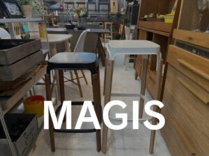 金属フレームと木座面を融合。無駄のない造形と高い耐久性で、住宅から公共空間まで幅広く活躍する。デザイン性と機能性を兼ね備え、洗練された存在感を放つ。長く愛用可能。