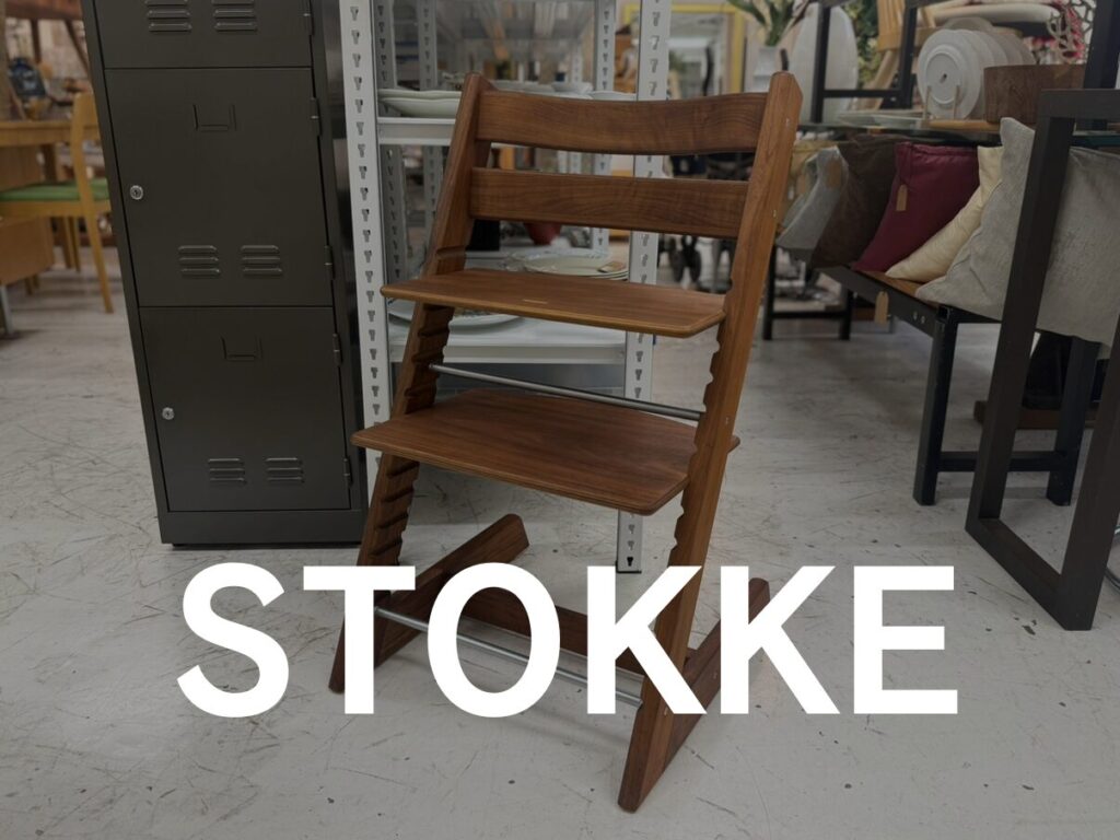 トリップトラップチェアは、ストッケ社製の調節可能な子ども用木製椅子。成長に合わせて座面と足置きを調整でき、長く使える設計で安全性と快適性が特徴です。