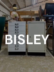 BISLEY BA3/10はA3対応10段引き出し、BA3/29は鍵2本付き扉で大型書類や機密資料の安全収納が可能な英国製スチールキャビネットです。