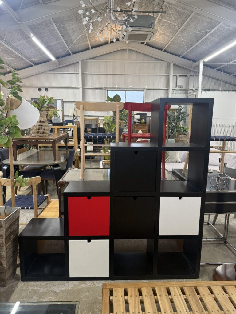 Cassinaの特注STAIRSは、階段状のデザインが特徴のシェルフ。収納やディスプレイに自在に対応し、空間に立体的なアクセントを加えるモダン家具です。