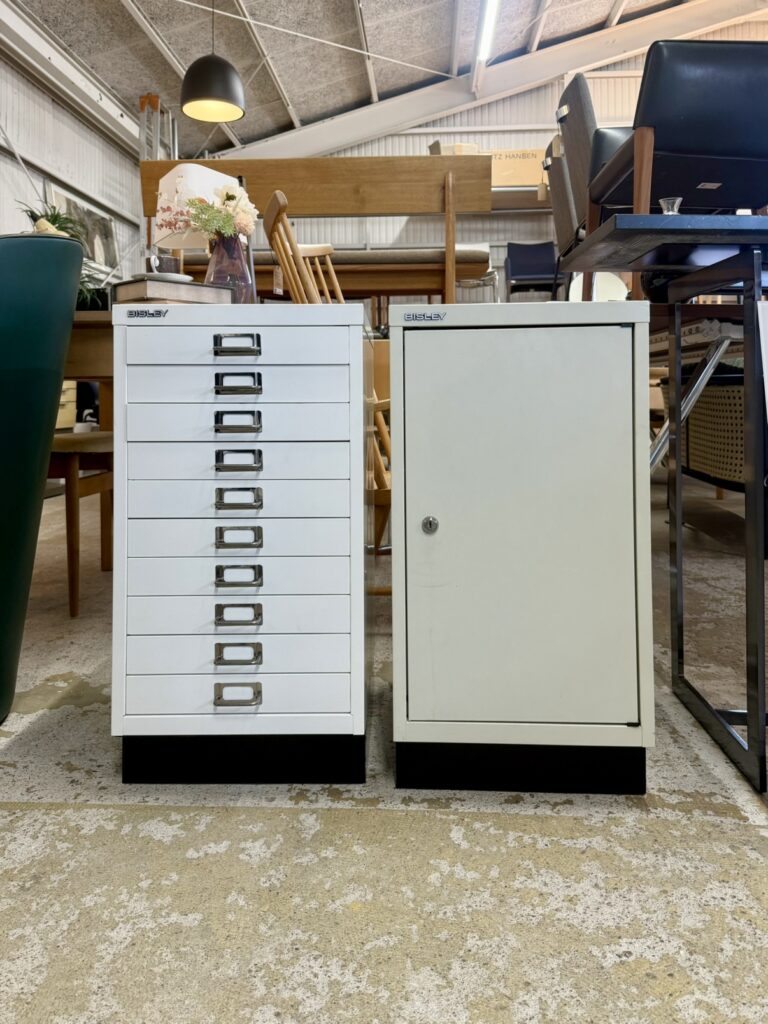 BISLEY BA3/10はA3対応10段引き出し、BA3/29は鍵2本付き扉で大型書類や機密資料の安全収納が可能な英国製スチールキャビネットです。