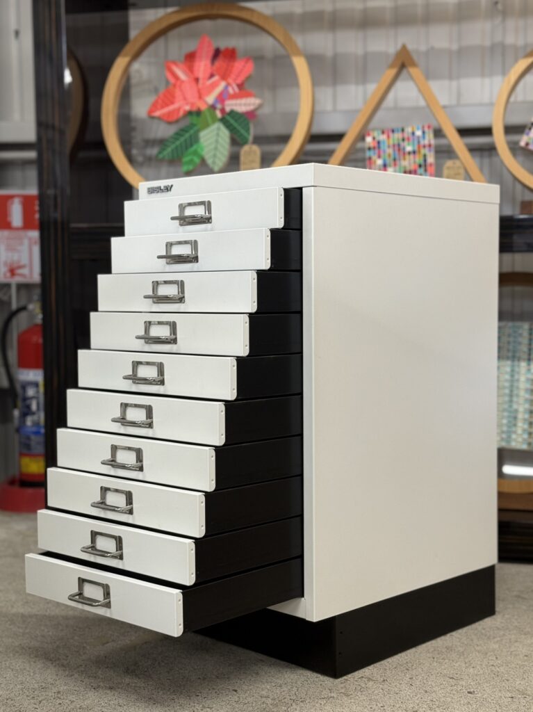 BISLEY BA3/10はA3対応10段引き出し、BA3/29は鍵2本付き扉で大型書類や機密資料の安全収納が可能な英国製スチールキャビネットです。