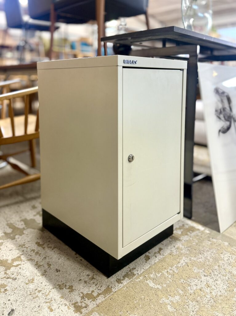 BISLEY BA3/10はA3対応10段引き出し、BA3/29は鍵2本付き扉で大型書類や機密資料の安全収納が可能な英国製スチールキャビネットです。