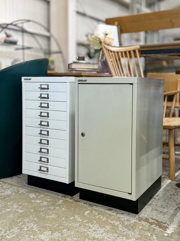 BISLEY BA3/10はA3対応10段引き出し、BA3/29は鍵2本付き扉で大型書類や機密資料の安全収納が可能な英国製スチールキャビネットです。