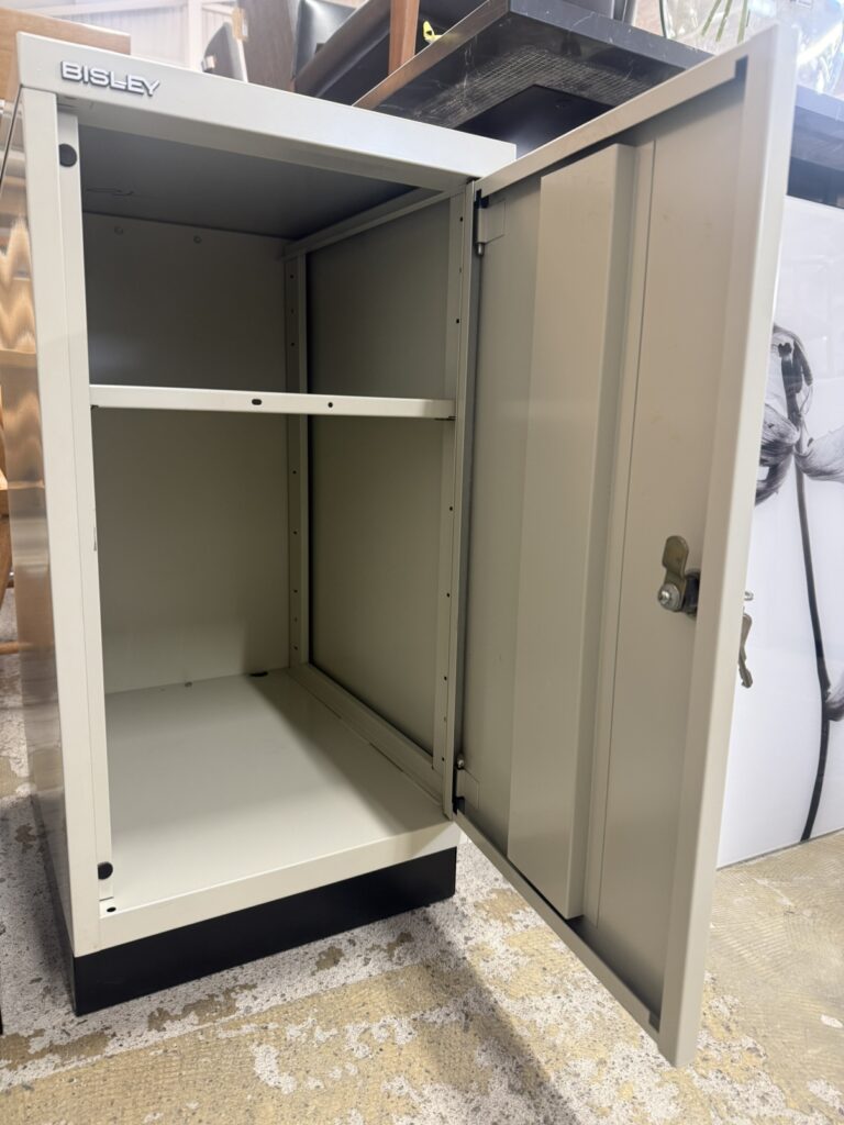 BISLEY BA3/10はA3対応10段引き出し、BA3/29は鍵2本付き扉で大型書類や機密資料の安全収納が可能な英国製スチールキャビネットです。