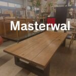 マスターウォールのWILDWOODテーブルは、自然の木目を生かした無垢材天板と、モダンなデザインの脚が特徴の高級ダイニングテーブルです。