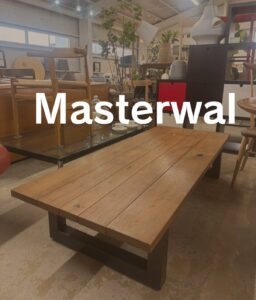 マスターウォールのWILDWOODテーブルは、自然の木目を生かした無垢材天板と、モダンなデザインの脚が特徴の高級ダイニングテーブルです。