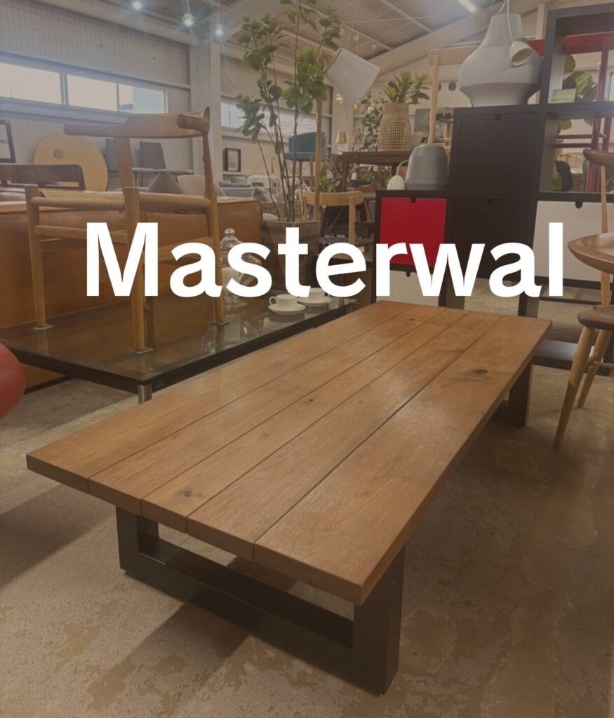 マスターウォールのWILDWOODテーブルは、自然の木目を生かした無垢材天板と、モダンなデザインの脚が特徴の高級ダイニングテーブルです。