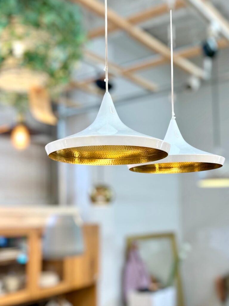 Tom Dixon（トム・ディクソン） Beat Wide Pendant（ビートワイドペンダント） ペンダントライト ダイニング・リビング用｜真鍮ハンマー仕上げで柔らかい光が広がるデザイン照明