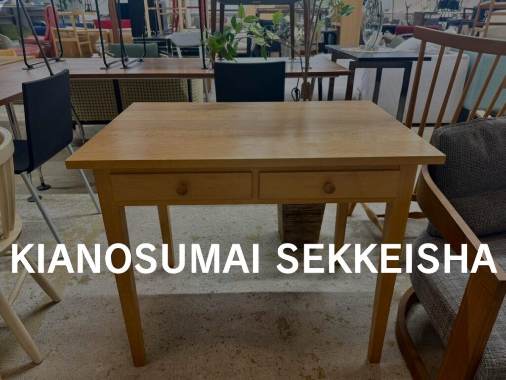 HOKU NO SUMAI DESIGN（北の住まい設計社） デスク 作業用。ナラ材の温かみある質感とシンプルなL字型デザインで、自然光に映えるコンパクト収納付き。