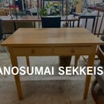 HOKU NO SUMAI DESIGN（北の住まい設計社） デスク 作業用。ナラ材の温かみある質感とシンプルなL字型デザインで、自然光に映えるコンパクト収納付き。