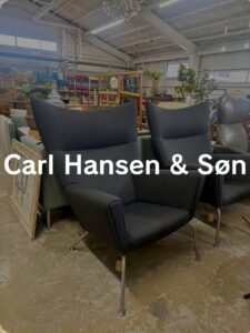 包み込む背と優雅な曲線が特徴。上質な張地と快適な座り心地で、空間に品格を与える名作ラウンジチェア。