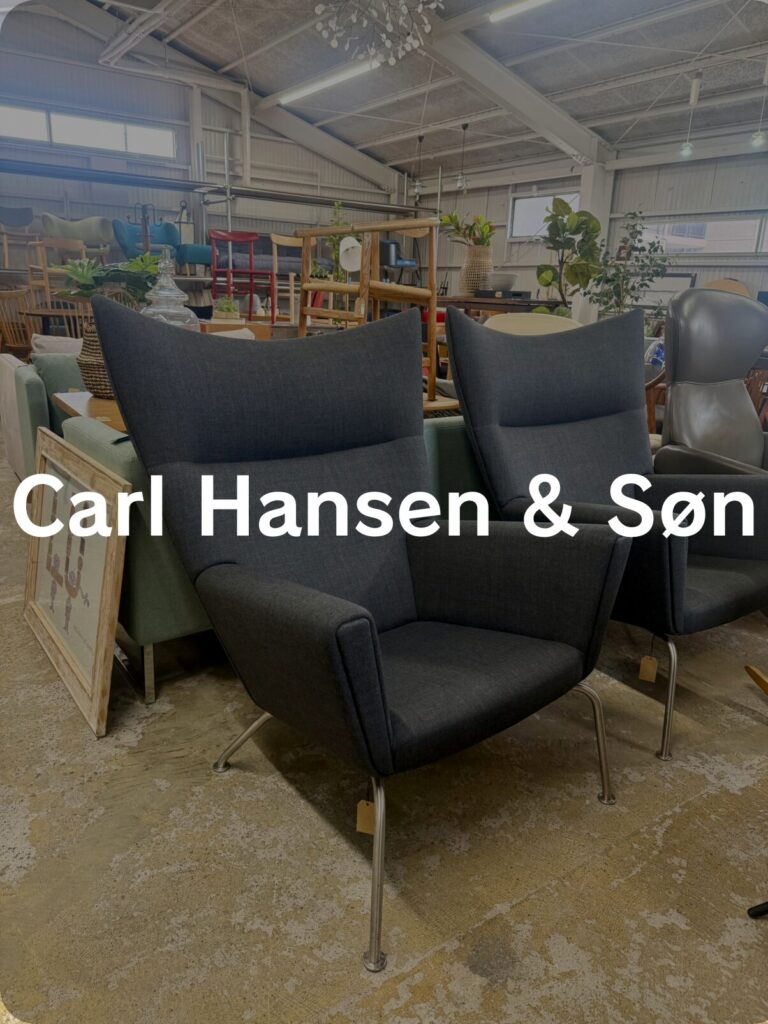 包み込む背と優雅な曲線が特徴。上質な張地と快適な座り心地で、空間に品格を与える名作ラウンジチェア。