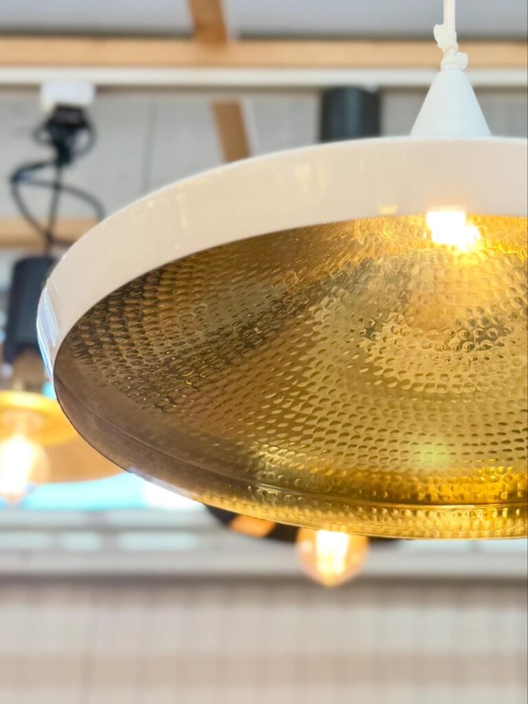 Tom Dixon（トム・ディクソン） Beat Wide Pendant（ビートワイドペンダント） ペンダントライト ダイニング・リビング用｜真鍮ハンマー仕上げで柔らかい光が広がるデザイン照明