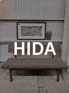 無垢材の温かみと経年変化が楽しめる標準サイズ。2〜3人掛けでダイニングやリビングに馴染みやすく、長く快適に使える家具です。