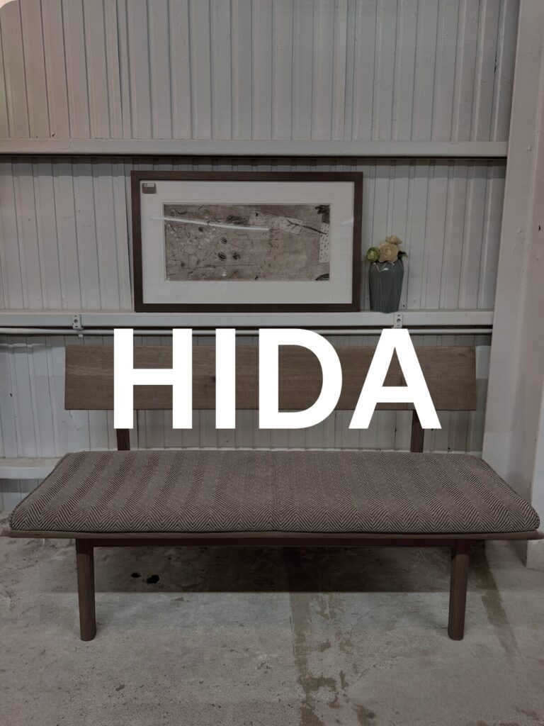 無垢材の温かみと経年変化が楽しめる標準サイズ。2〜3人掛けでダイニングやリビングに馴染みやすく、長く快適に使える家具です。