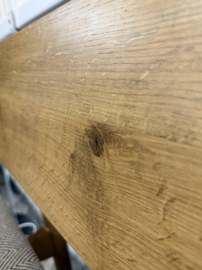 無垢材の温かみと経年変化が楽しめる標準サイズ。2〜3人掛けでダイニングやリビングに馴染みやすく、長く快適に使える家具です。