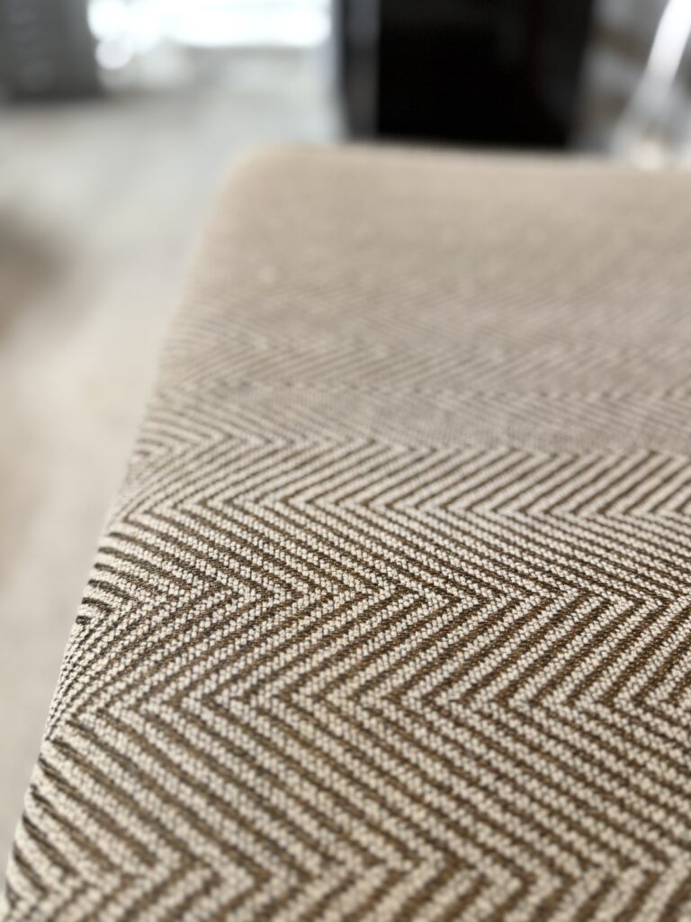 無垢材の温かみと経年変化が楽しめる標準サイズ。2〜3人掛けでダイニングやリビングに馴染みやすく、長く快適に使える家具です。