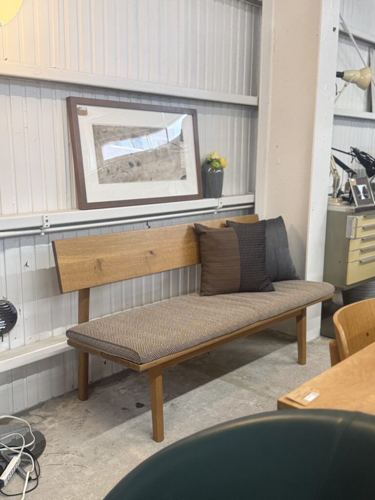 無垢材の温かみと経年変化が楽しめる標準サイズ。2〜3人掛けでダイニングやリビングに馴染みやすく、長く快適に使える家具です。