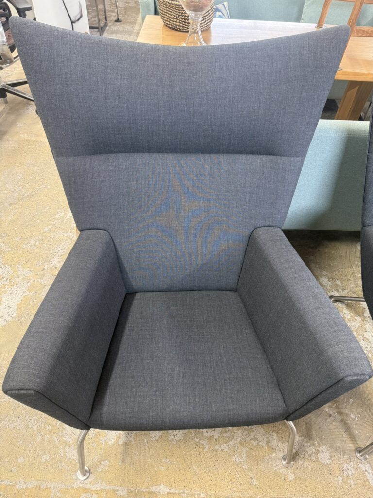 包み込む背と優雅な曲線が特徴。上質な張地と快適な座り心地で、空間に品格を与える名作ラウンジチェア。