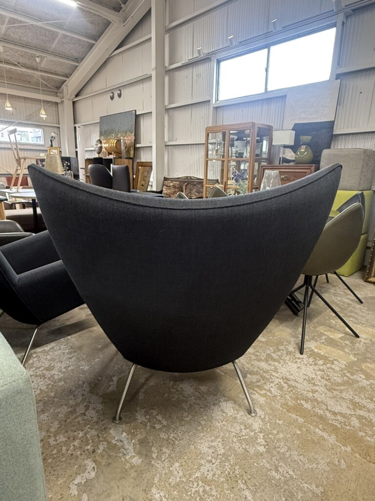 包み込む背と優雅な曲線が特徴。上質な張地と快適な座り心地で、空間に品格を与える名作ラウンジチェア。