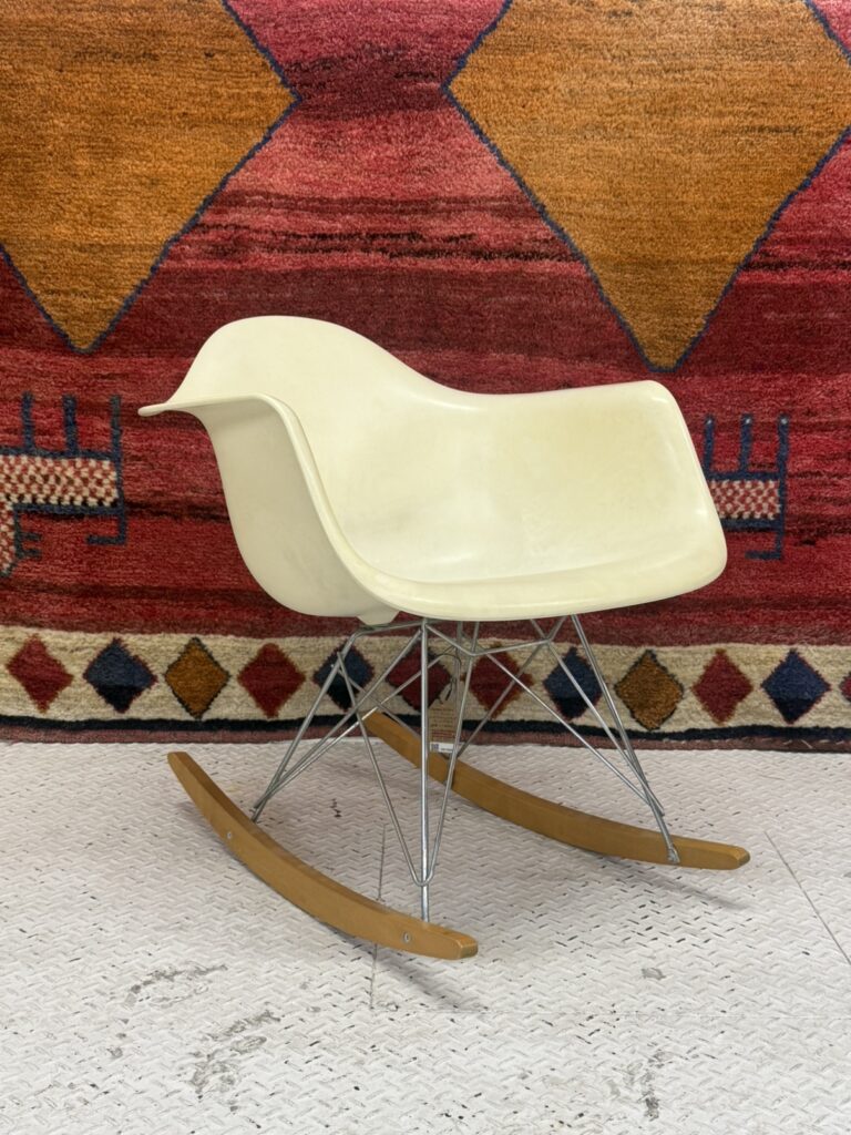 チャールズ＆レイ・イームズデザインの名作。FRPやポリプロピレン製シェルとワイヤーベースで軽量かつ快適、モダン空間に馴染む椅子です。